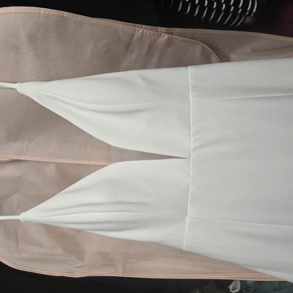 Elegant White Evening Gown - Picture 4 of 4